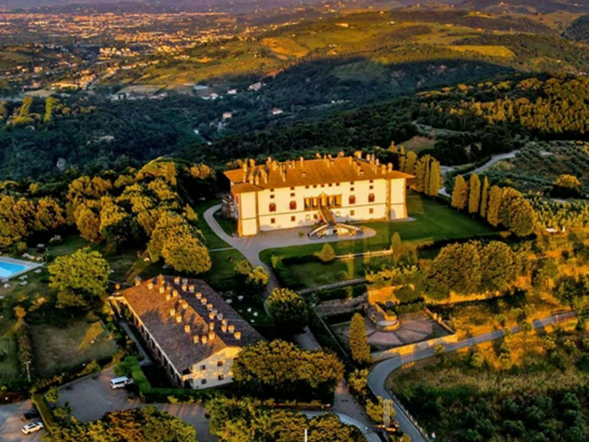 La tenuta vista dall’alto, fra i boschi e gli ulivi della collina.