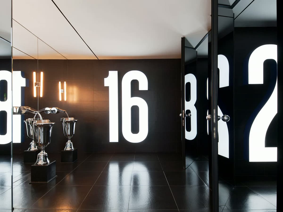 Ingresso del negozio, scuro, con i grandi numeri alle pareti.