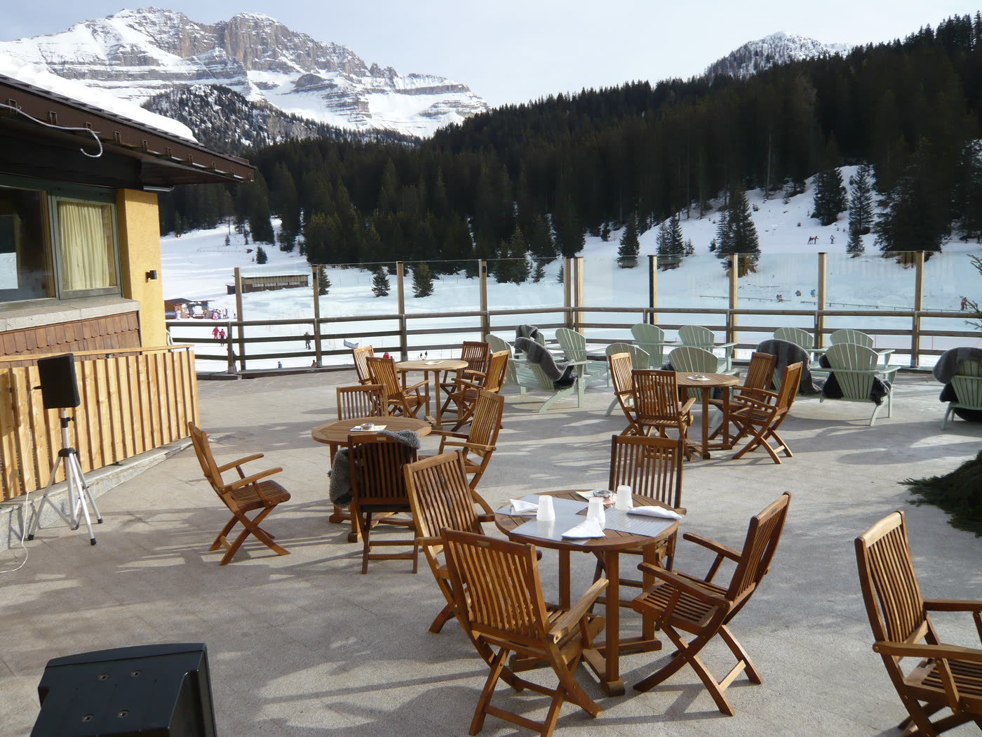 Terrazza dell'albergo sulla neve.