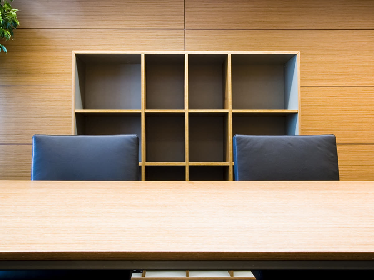 Distribuzione dei piani, con il controsoffitto luminoso continuo.