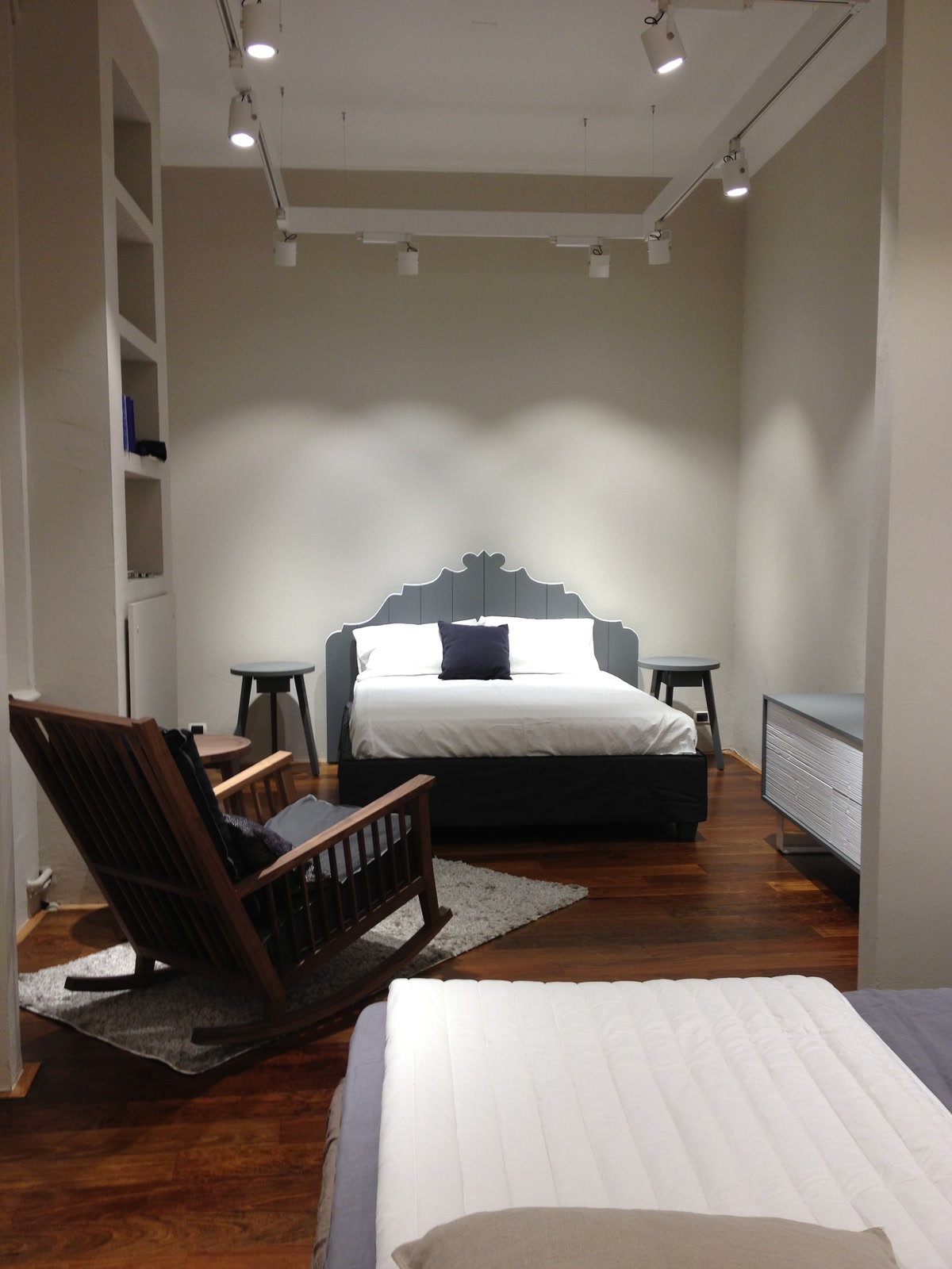 Ambiente dello showroom con letto esposto.
