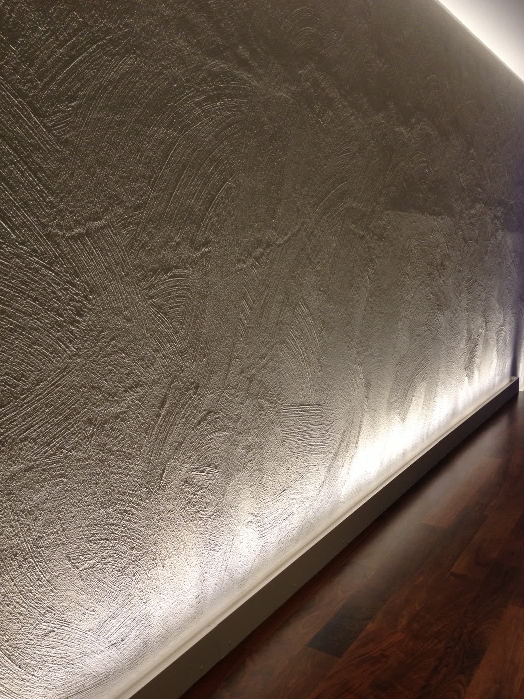 Dettaglio della parete sotto luce radente.