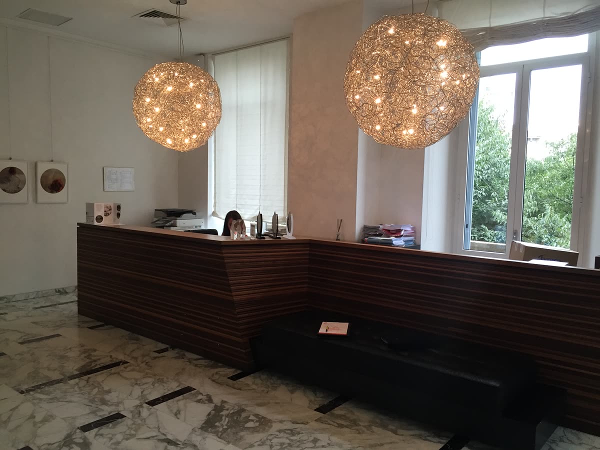 Stanza di lavoro con scrivania e finestra ad arco.