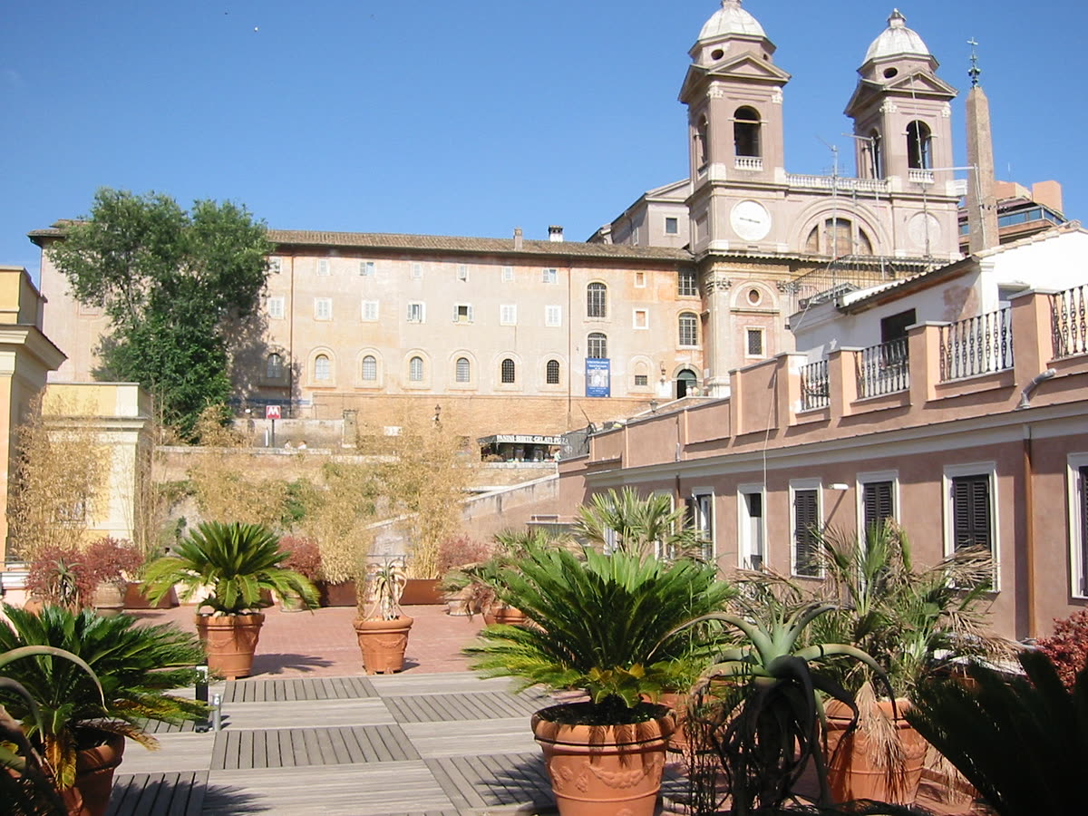 La terrazza sui tetti, con la chiesa della Trinità dei Monti sullo sfondo.