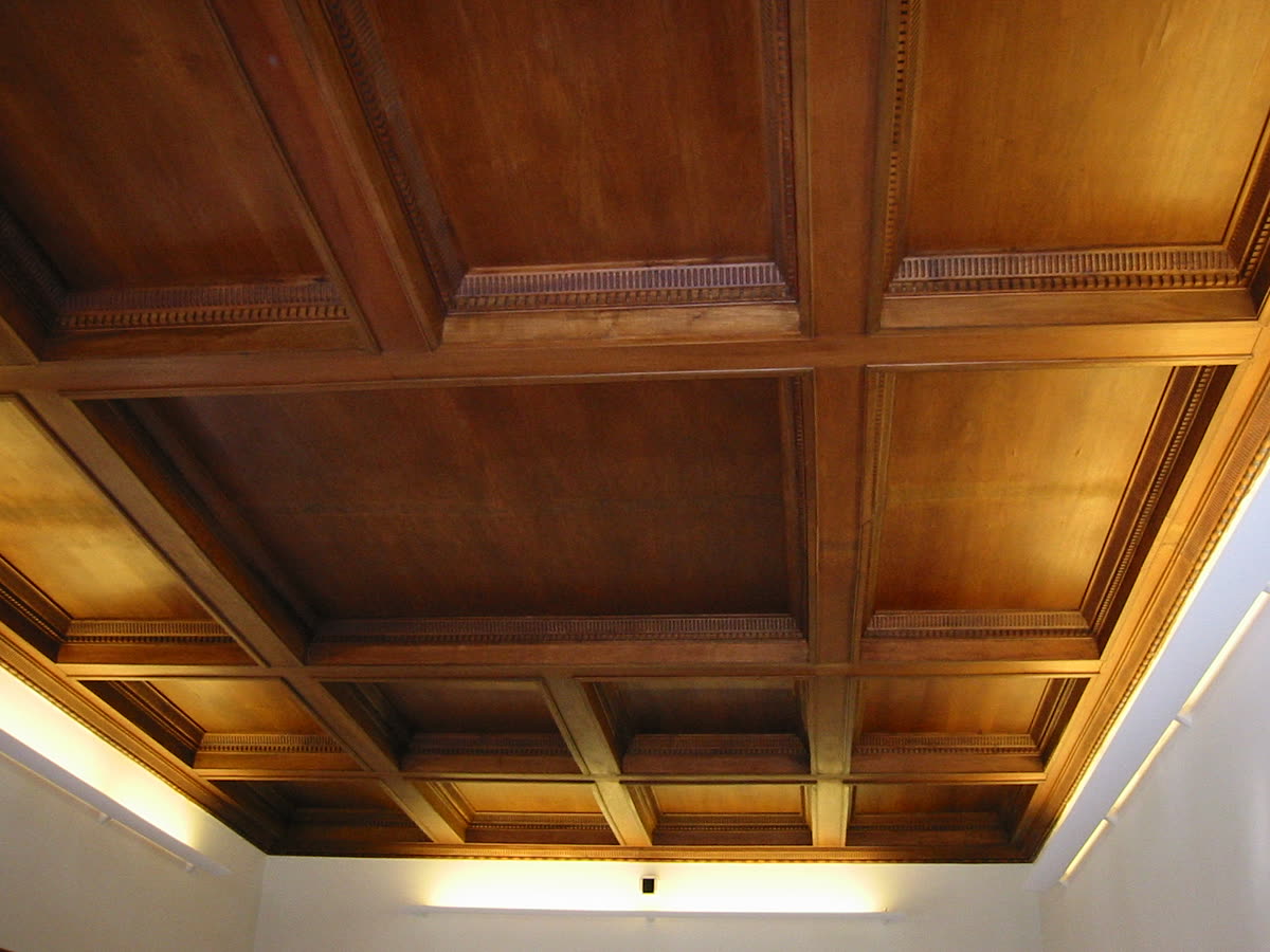 Soffitto a cassettoni in legno di uno degli ambienti storici.