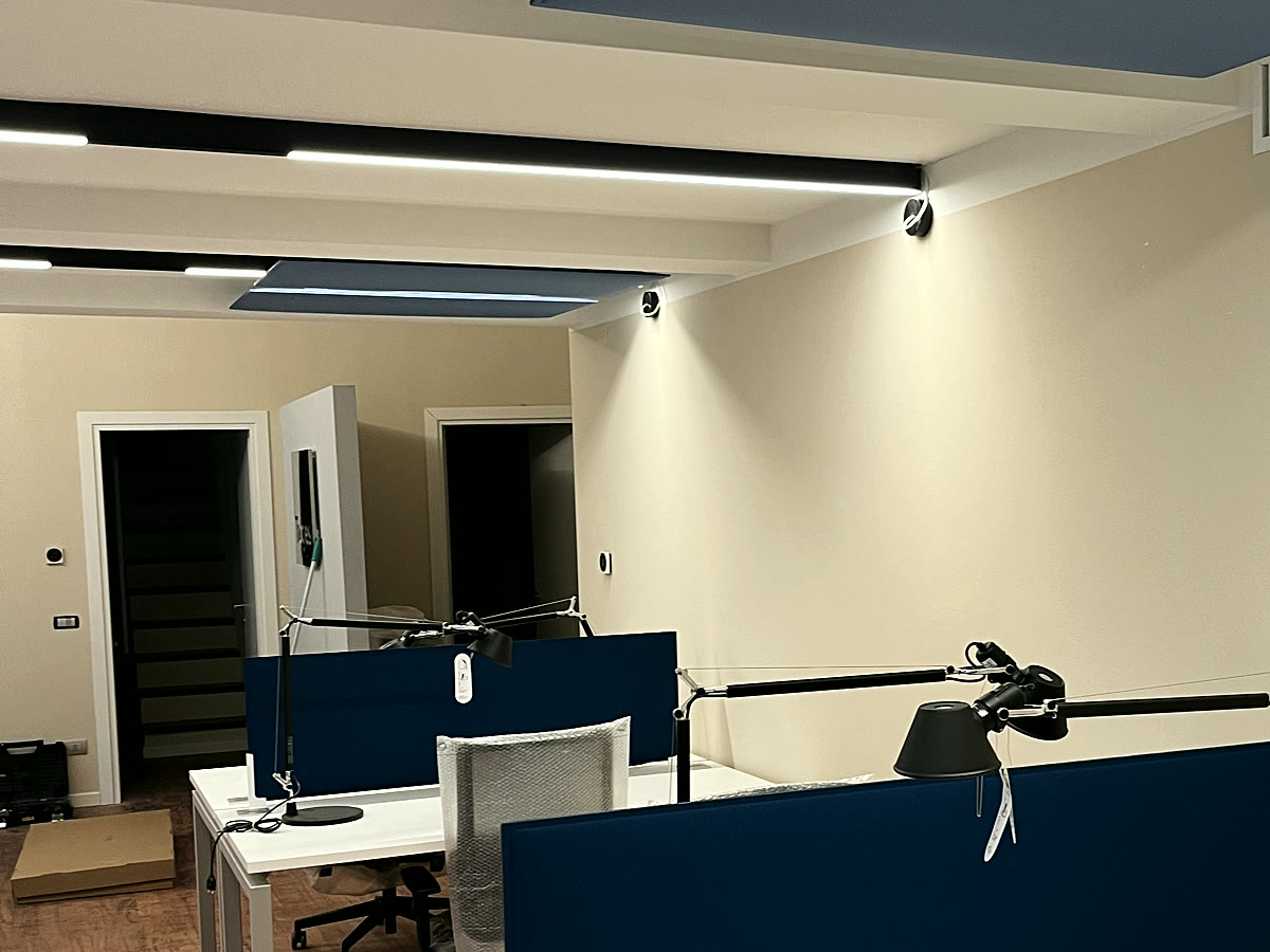Le postazioni di lavoro sotto le plafoniere lineari.
