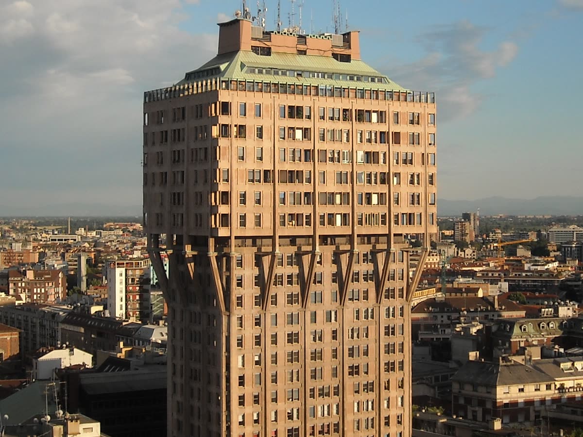 La Torre Velasca vista dai tetti di Milano, con il corpo superiore aggettante.
